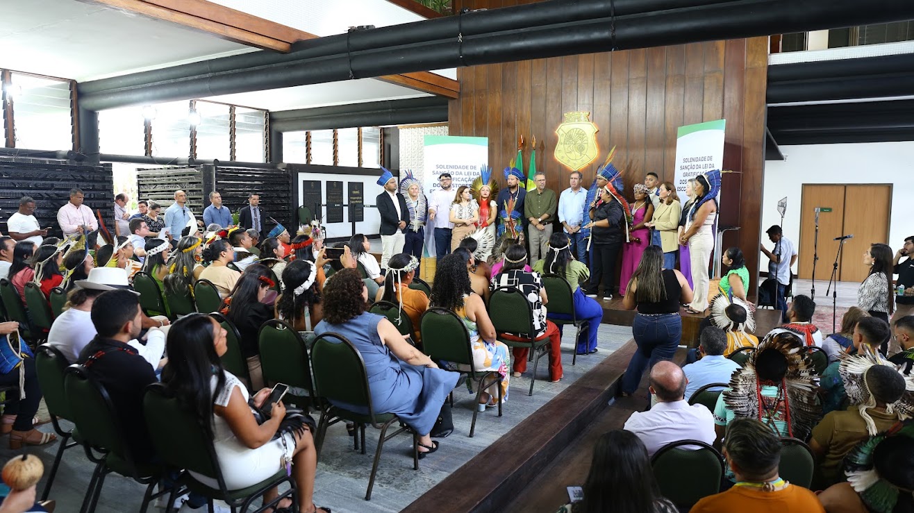 Elmano de Freitas sanciona lei de gratificação para gestores de escolas indígenas
